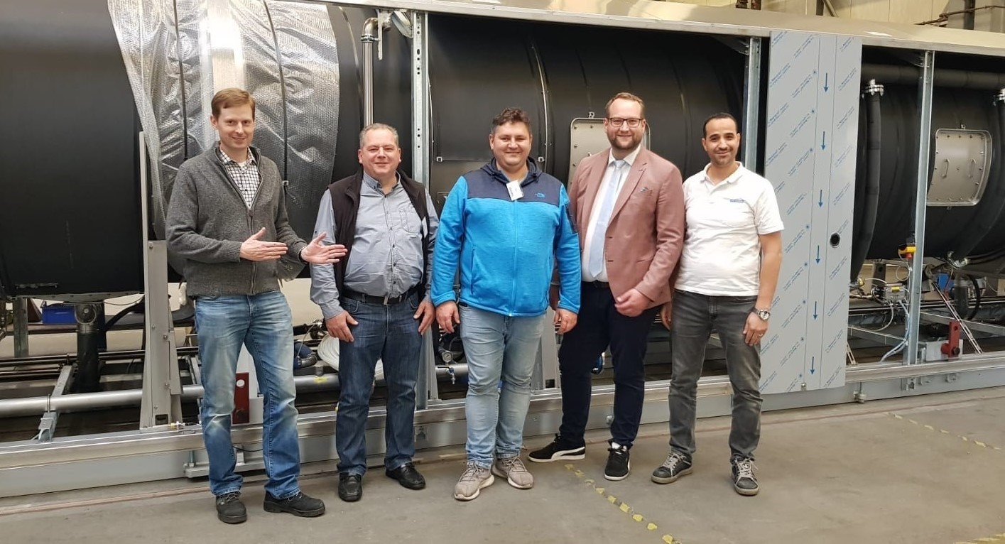 Perfectly prepared with the training course at the Harsum plant, attended by Robert Zirny, operations manager at Langenfeld (center), and Sascha Wehr, Sales Manager JENSEN (2nd from right)